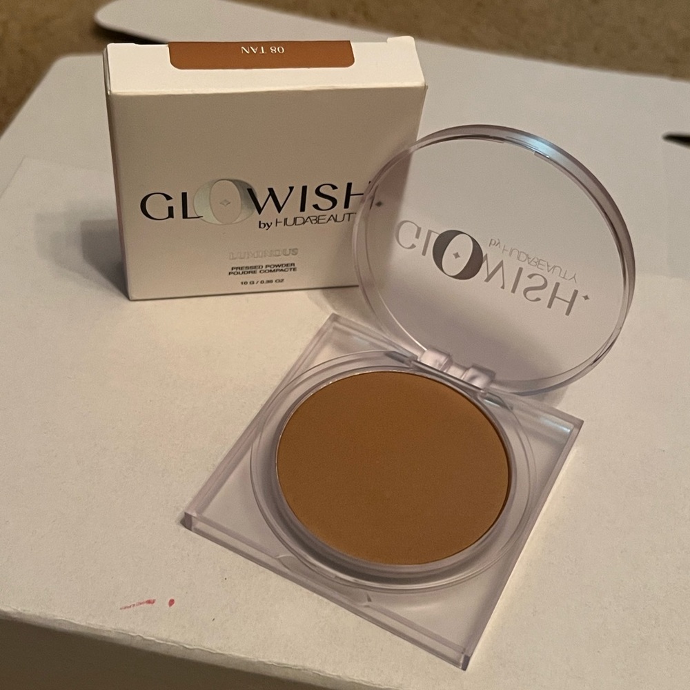 08 TAN - Huda Beauty Glowish Pressed Powder